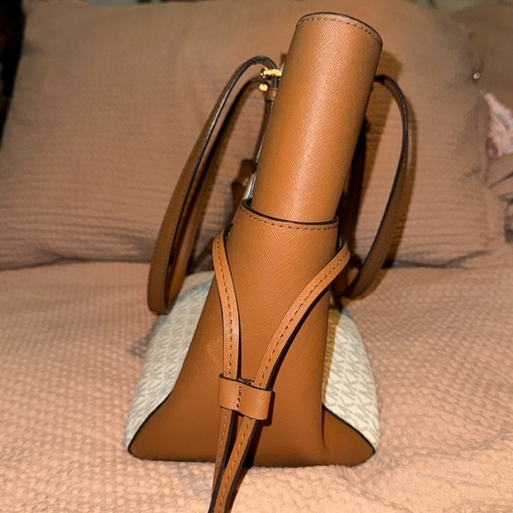 Michael Kors handbag and matching wallet - Picture 3 of 9